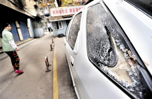 汽车玻璃被砸碎 汽车玻璃被砸碎