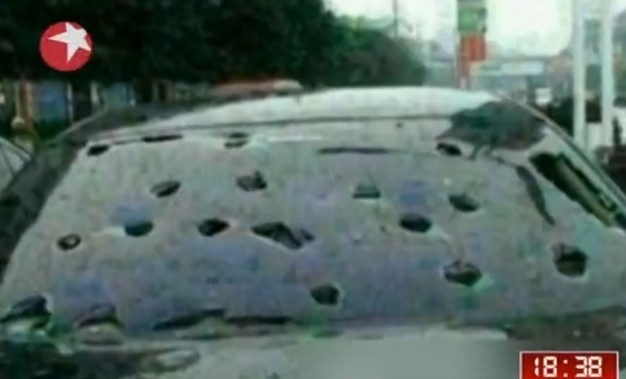 图为被冰雹洞穿的车玻璃 图为被冰雹洞穿的车玻璃